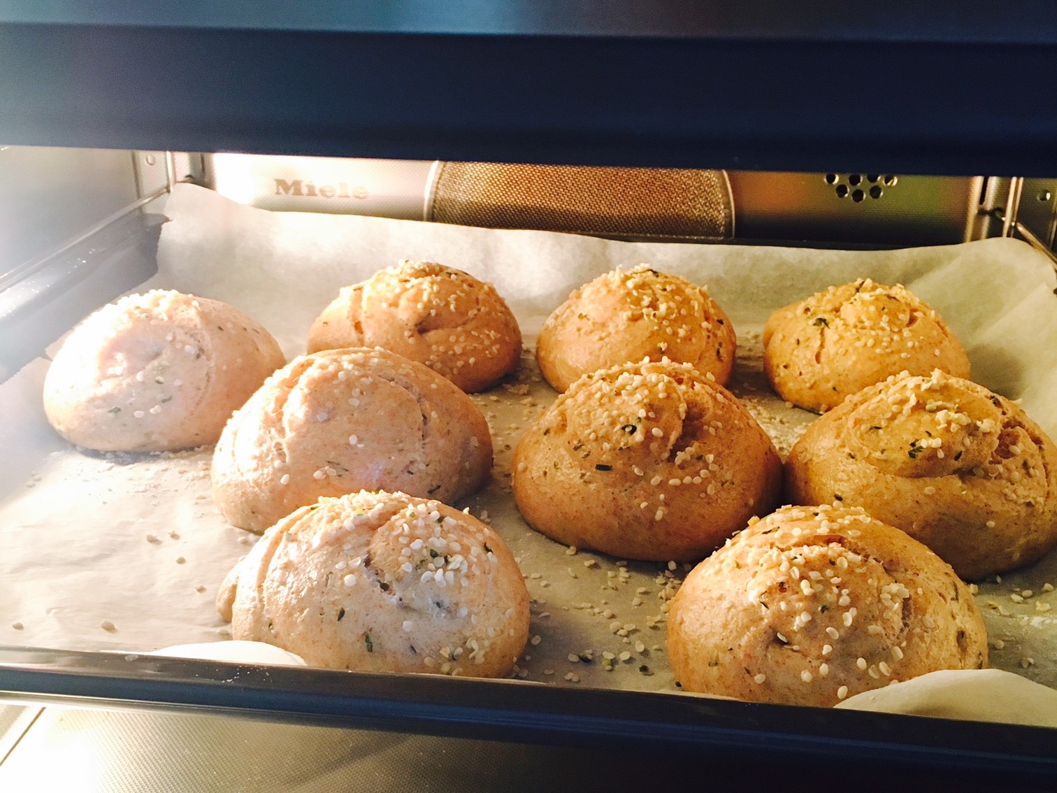 Dinkel-Hanf-Semmel mit Karottengrün - Die Dampfgarerin