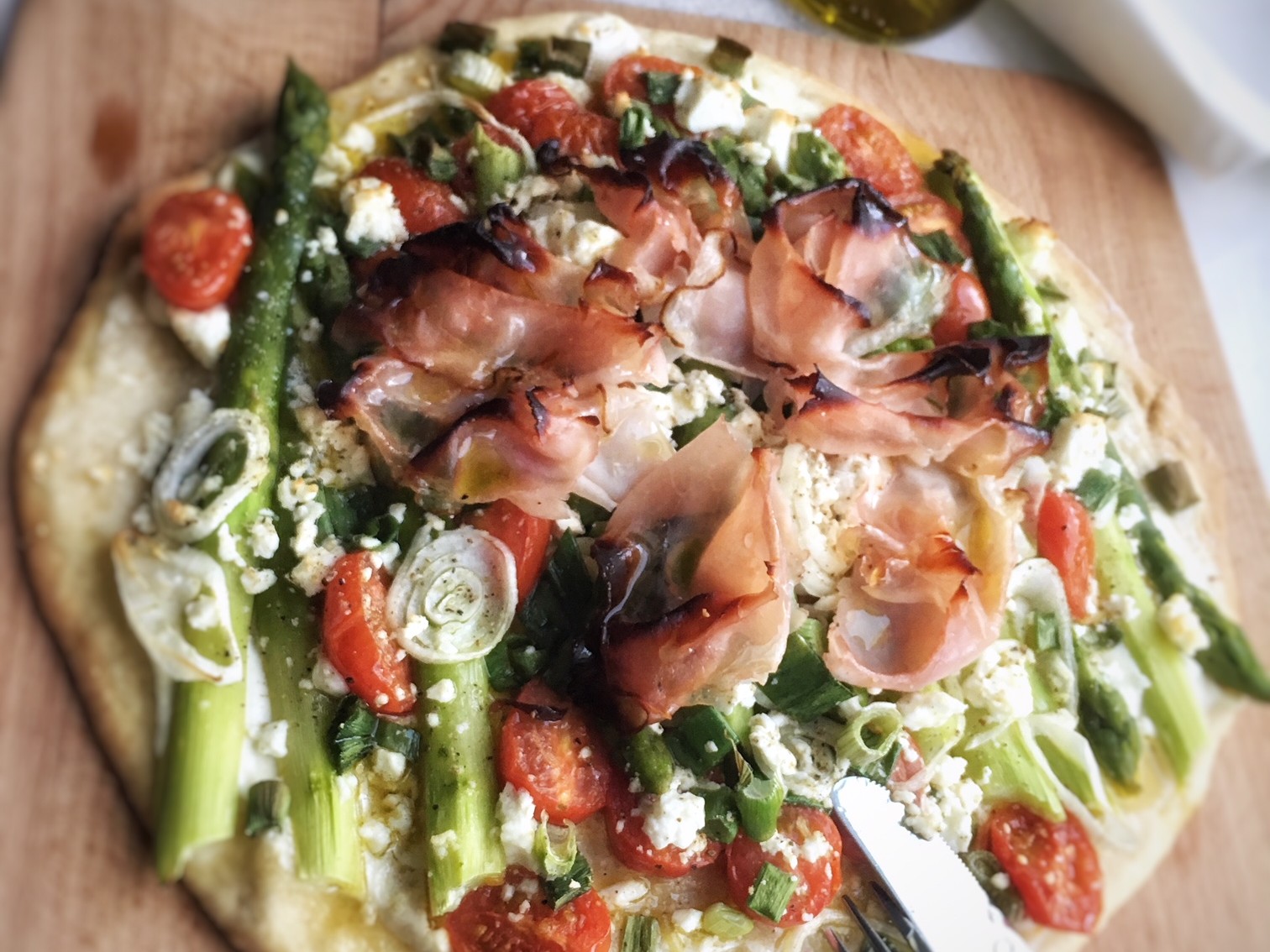 Pizza mit grünem Spargel, Tomaten und Schinken - Die Dampfgarerin