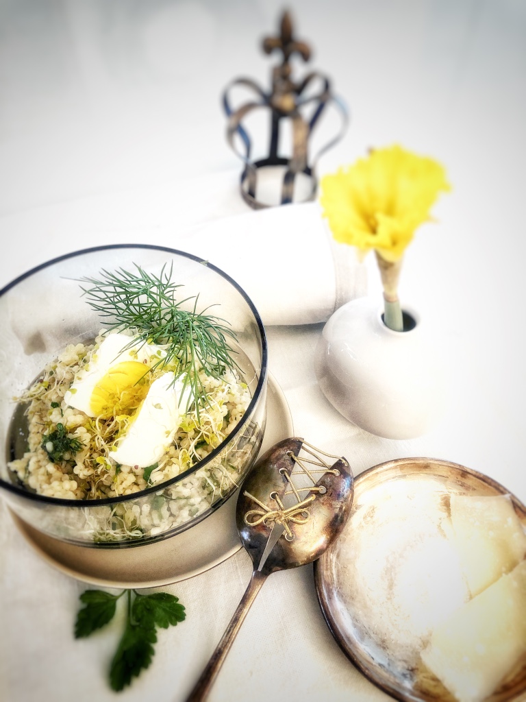 Perlgraupensalat mit Kräutern und Ei - Die Dampfgarerin