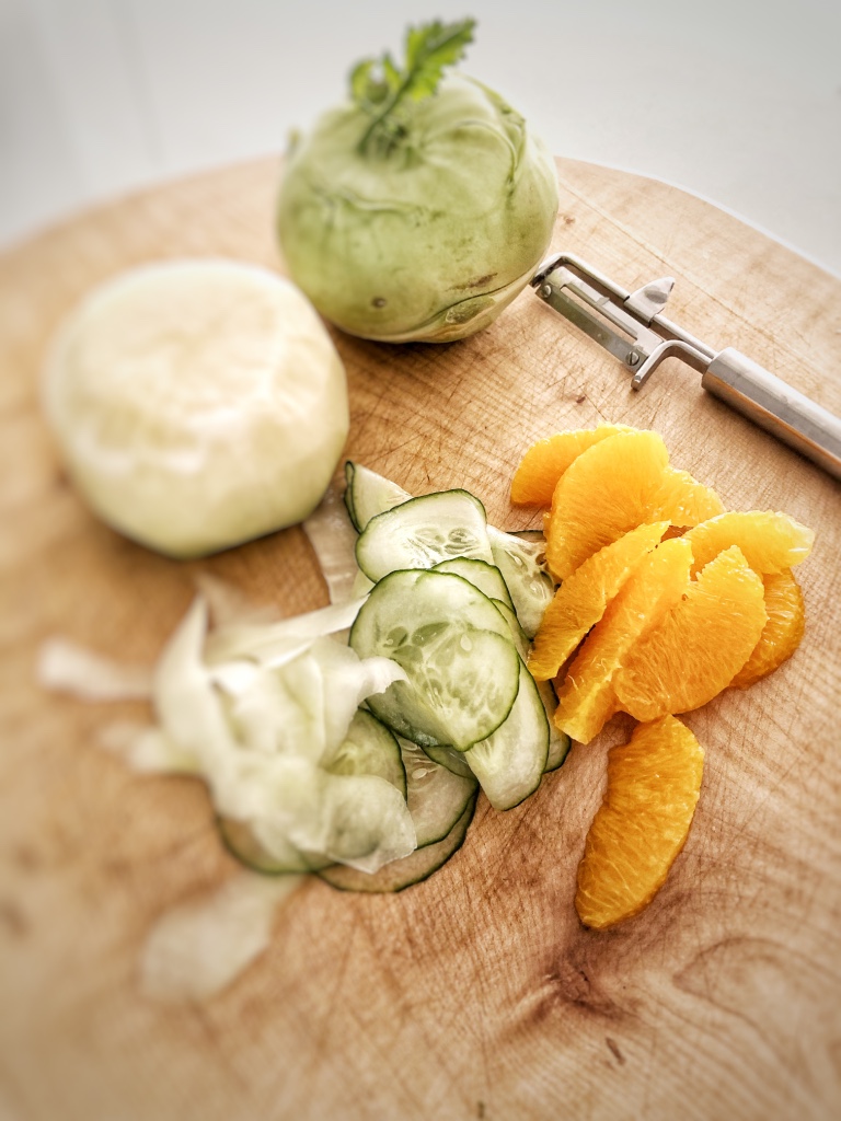 Gurken-Kohlrabi-Orangen-Salat mit Leinsamenbagels - Die Dampfgarerin