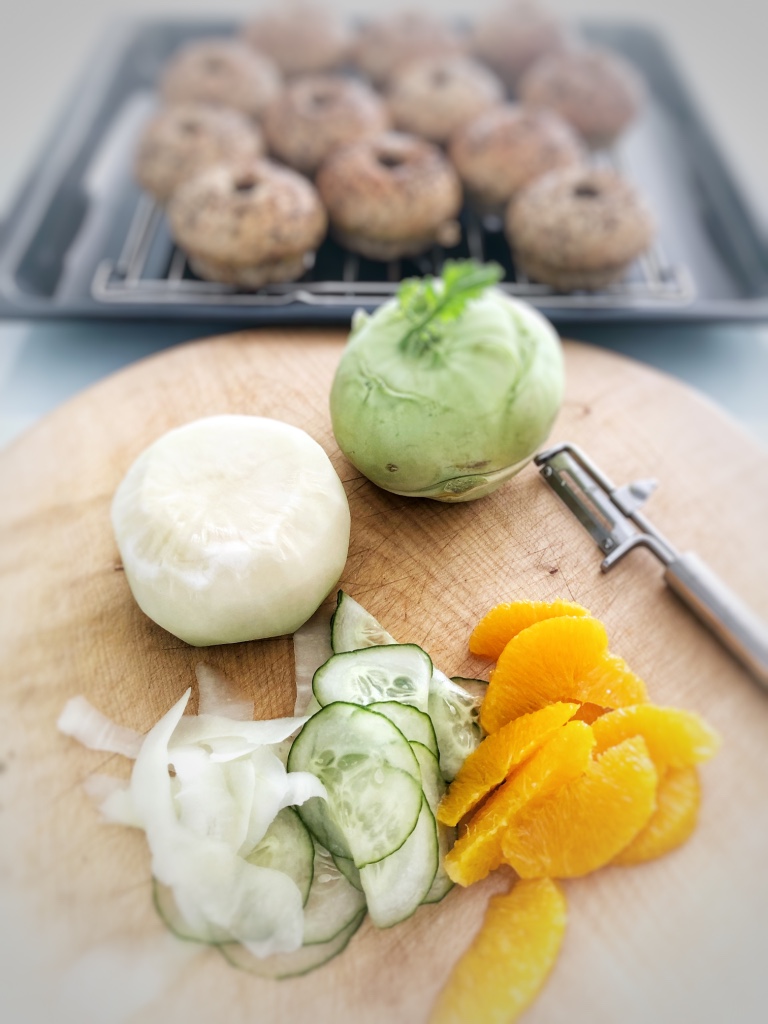 Gurken-Kohlrabi-Orangen-Salat mit Leinsamenbagels - Die Dampfgarerin