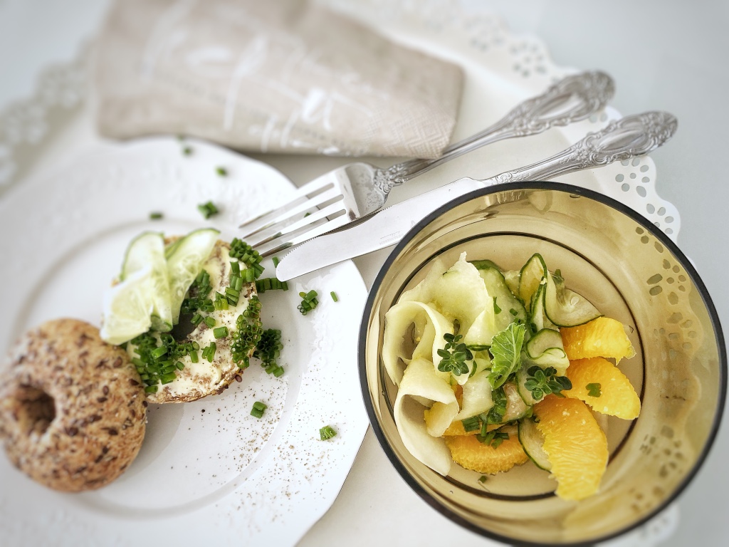 Gurken-Kohlrabi-Orangen-Salat mit Leinsamenbagels - Die Dampfgarerin