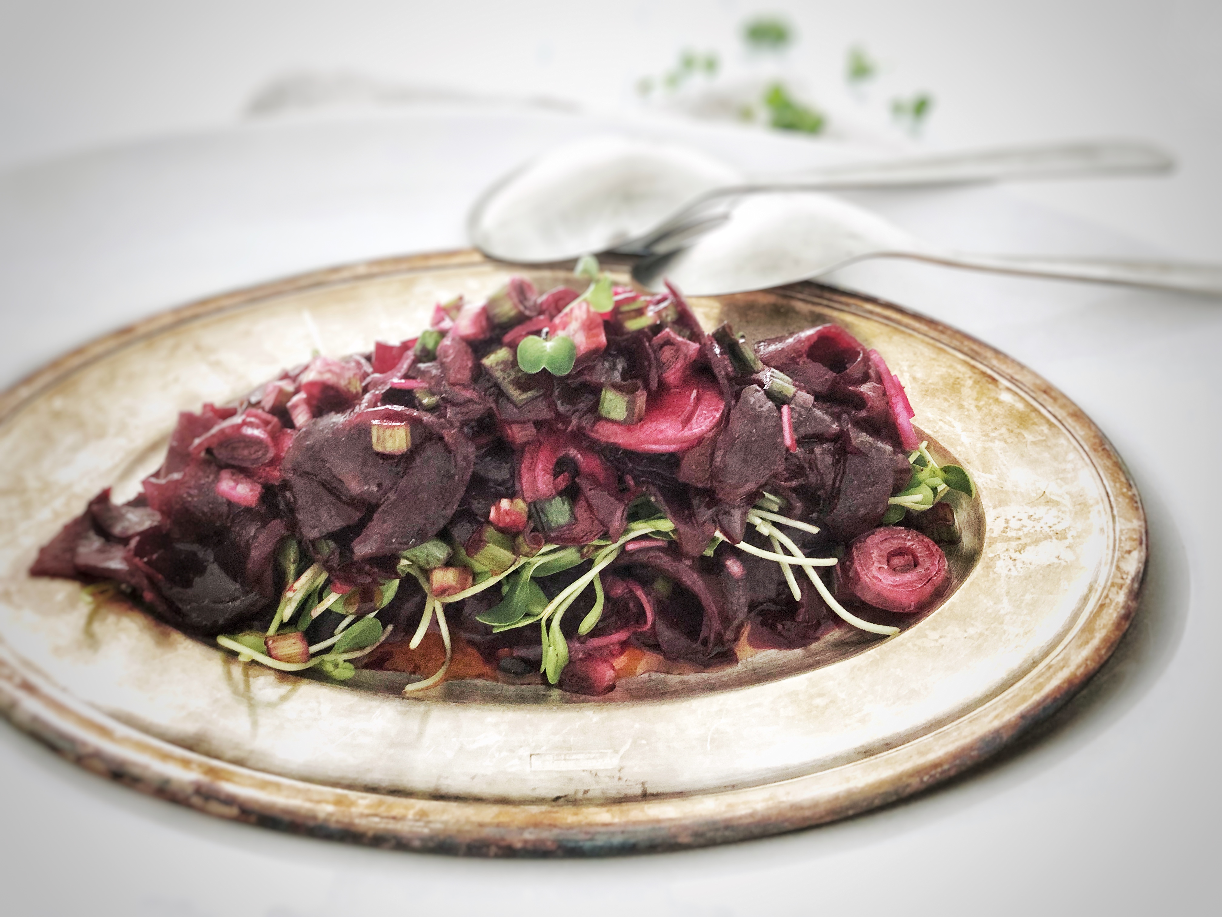 Rote Bete Salat mit Chili-Zitronen-Dressing und Sonnenblumensprossen ...