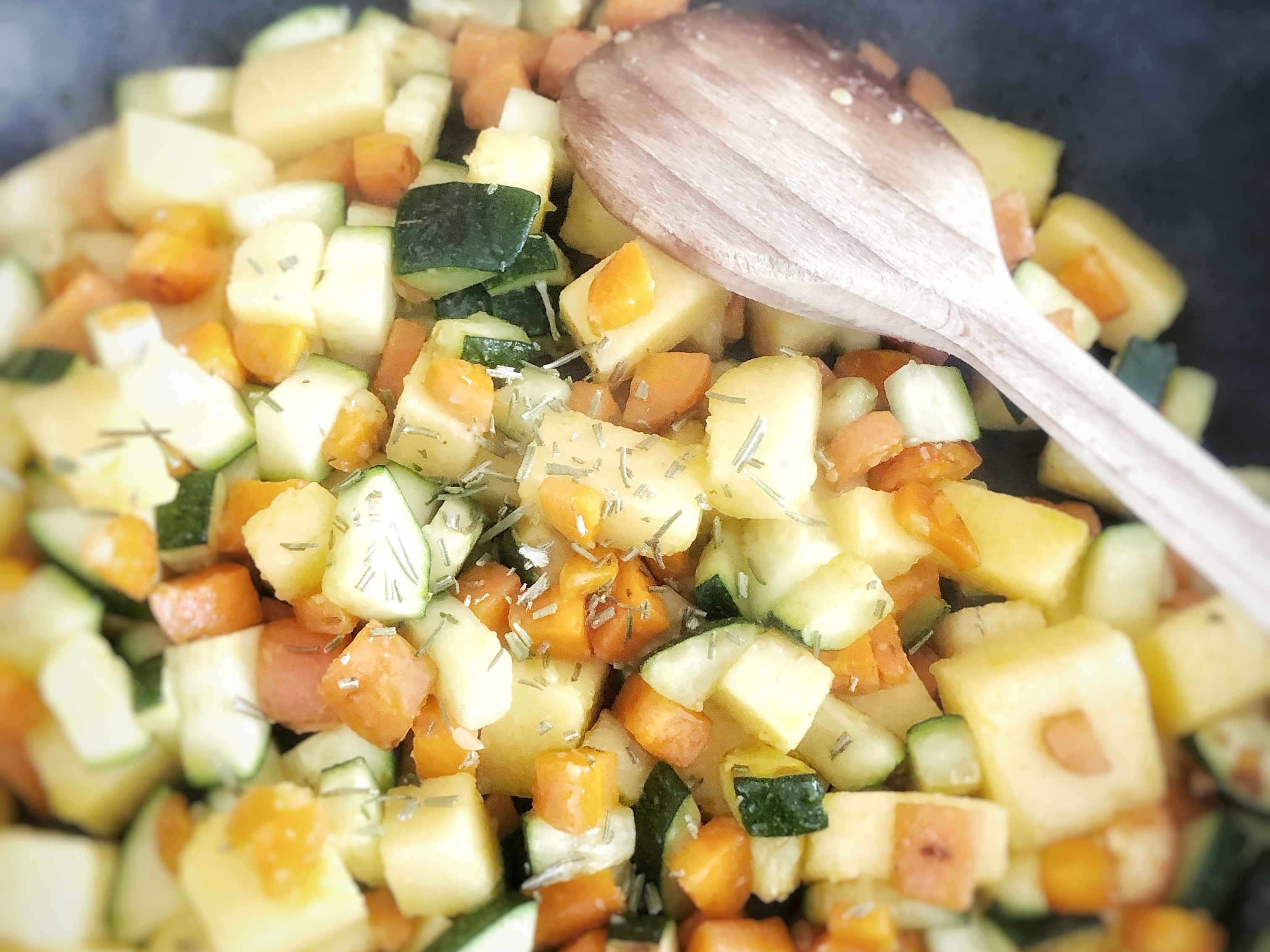 NAPFGAREN: Polenta mit Gemüse, Rosmarin und Parmesan - Die Dampfgarerin