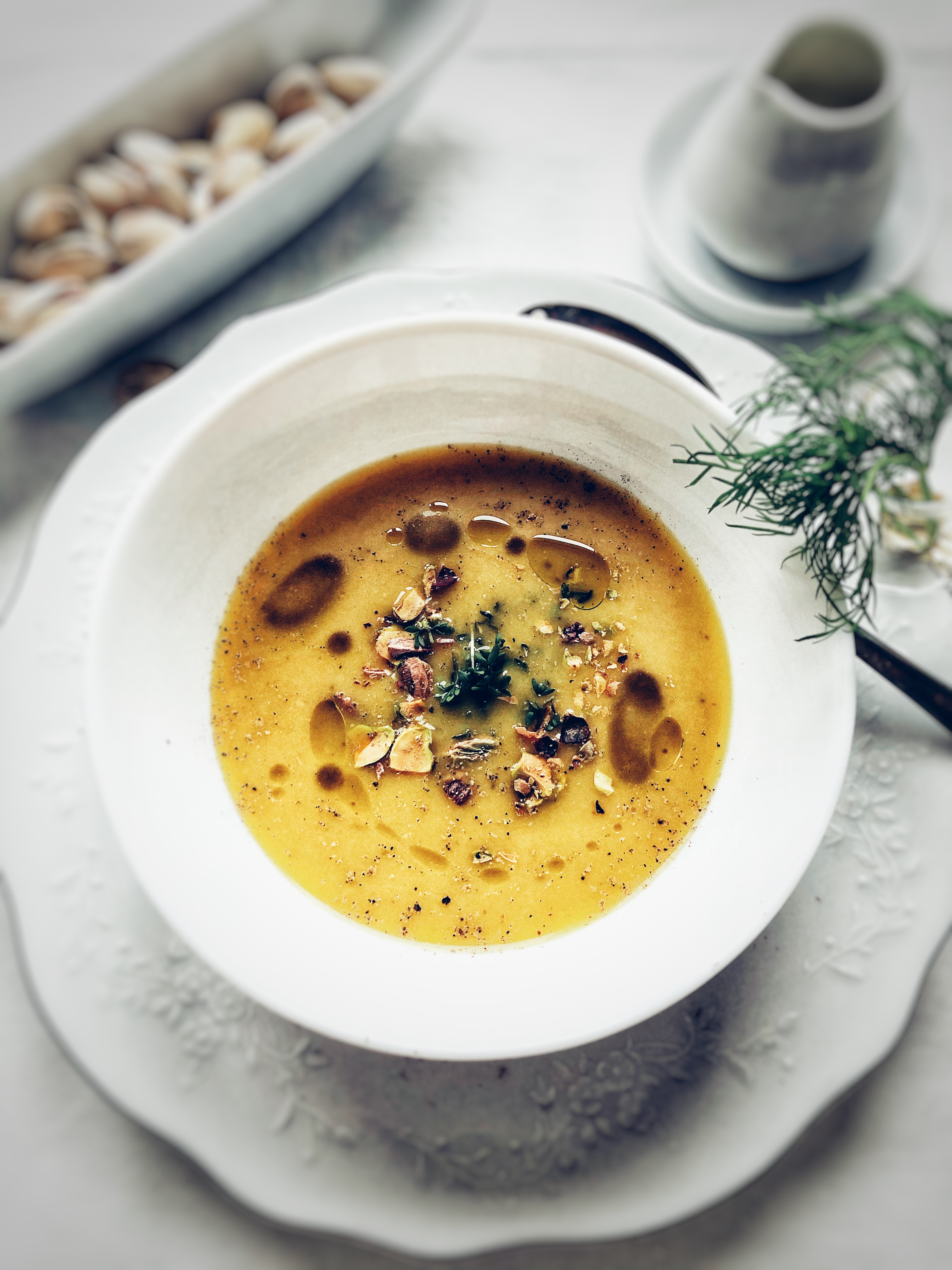 Kurkuma-Kreuzkümmel-Kürbissuppe mit Mandelmilch und Pistazien - Die ...