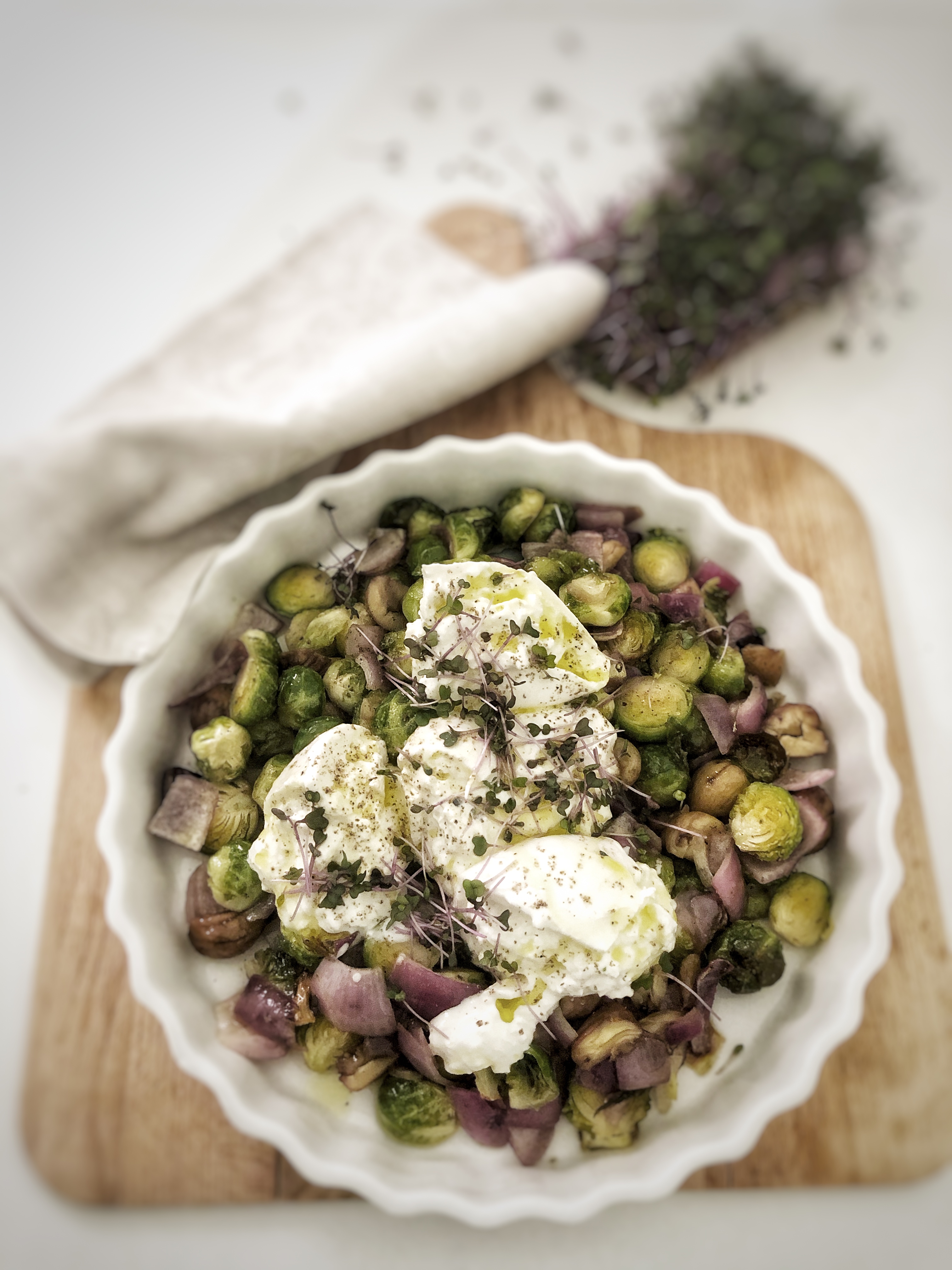 Geschmorte Kohlsprossen mit braunem Zucker, Maroni und Burrata - Die ...