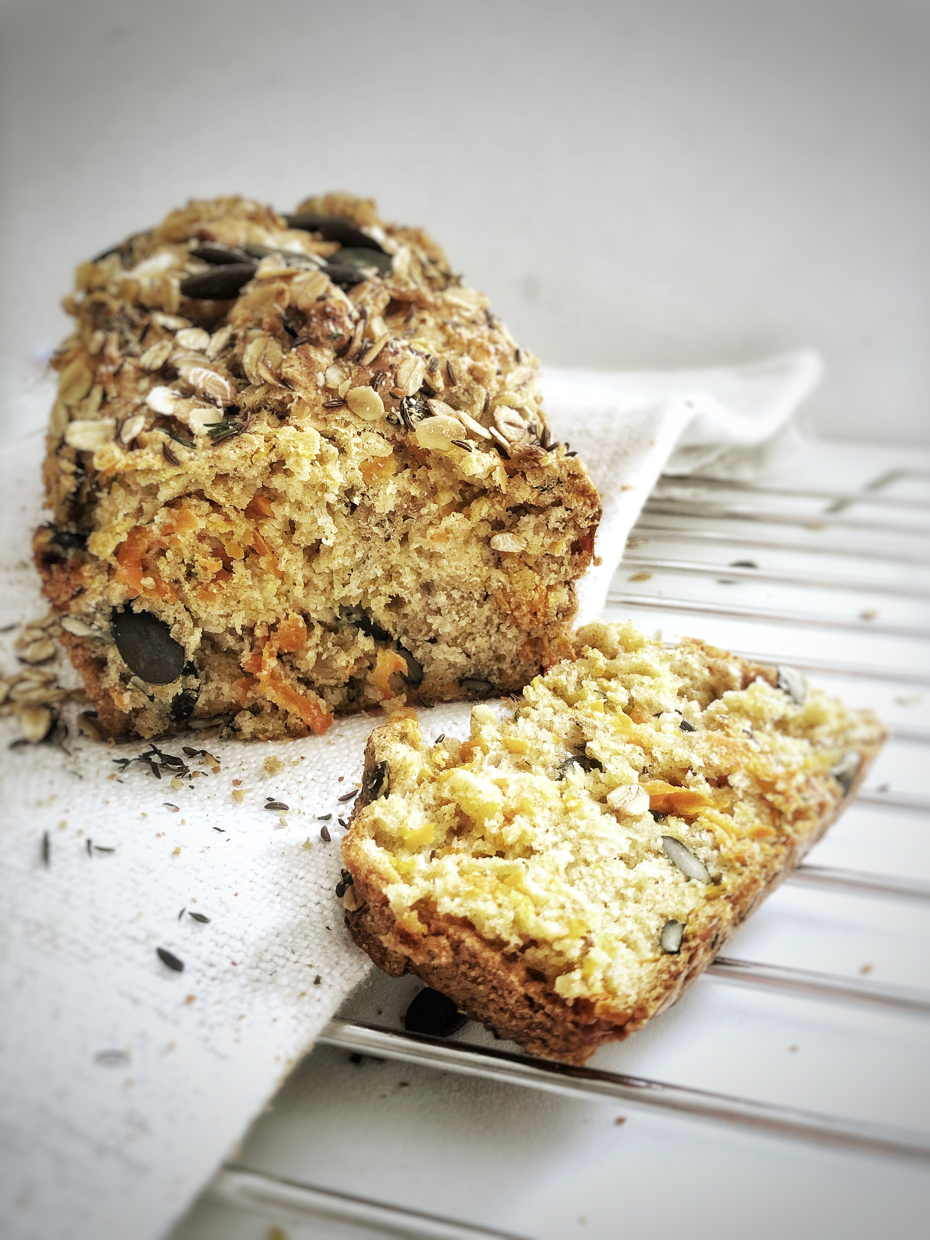 Karottenbrot mit Haferflocken und Thymian - Die Dampfgarerin