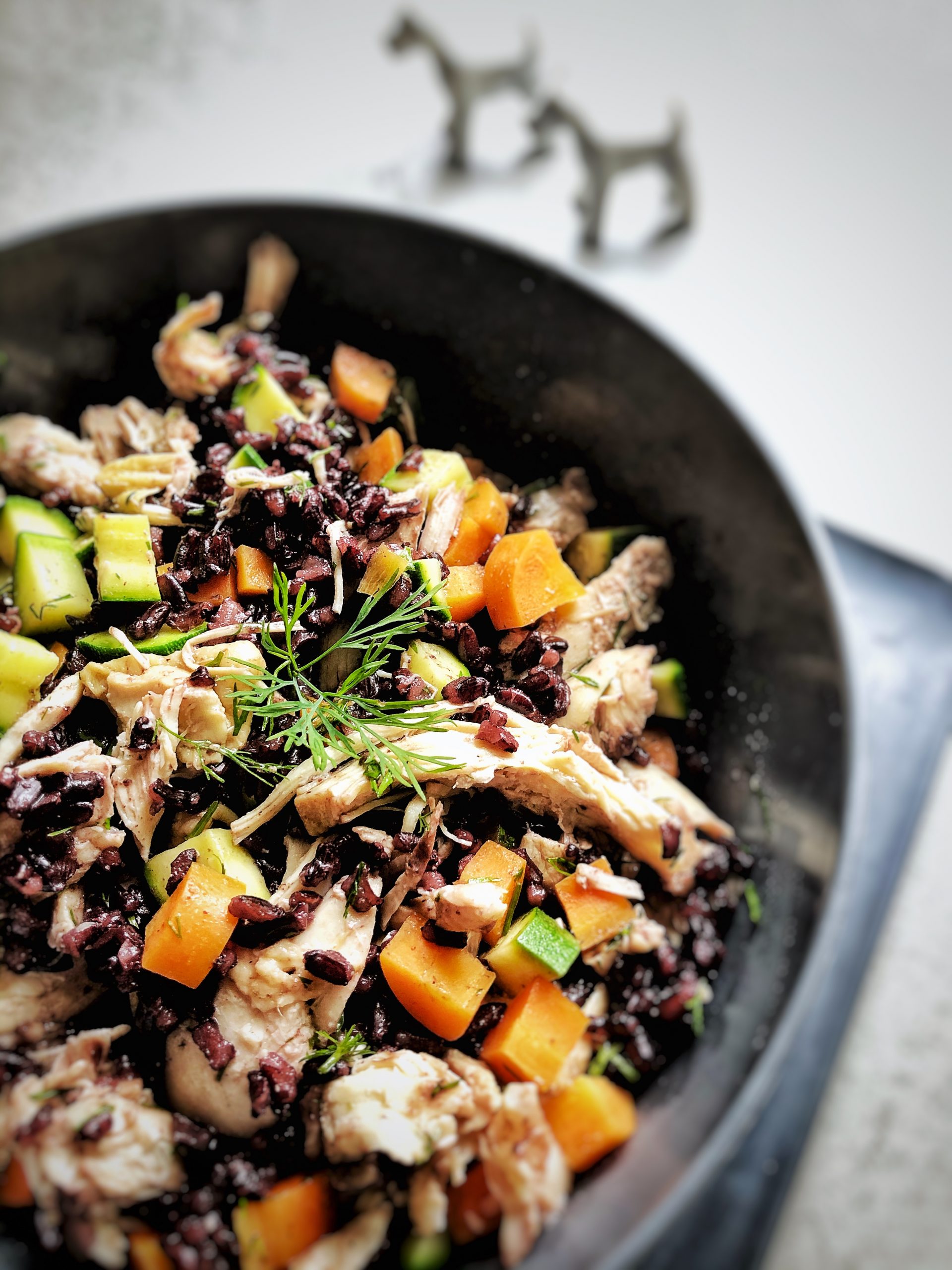 NAPFGAREN: In Suppe gekochtes Huhn mit schwarzem Reis, Karotten und ...