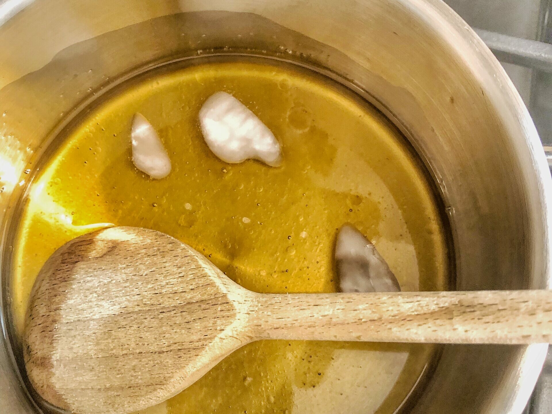 Kokosöl und Honig erwärmen