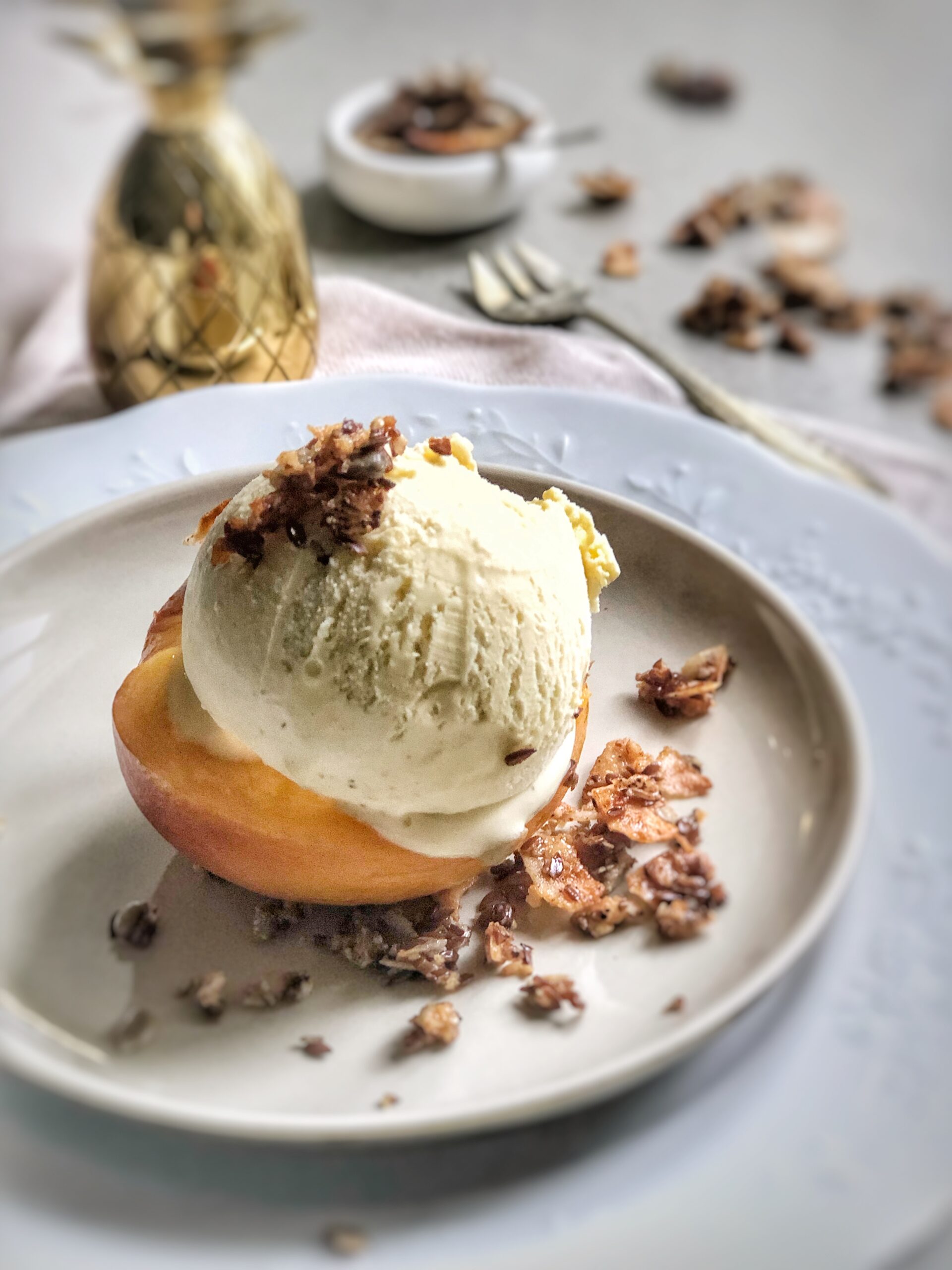 Pochierter Pfirsich mit Vanilleeis und Granola - Die Dampfgarerin