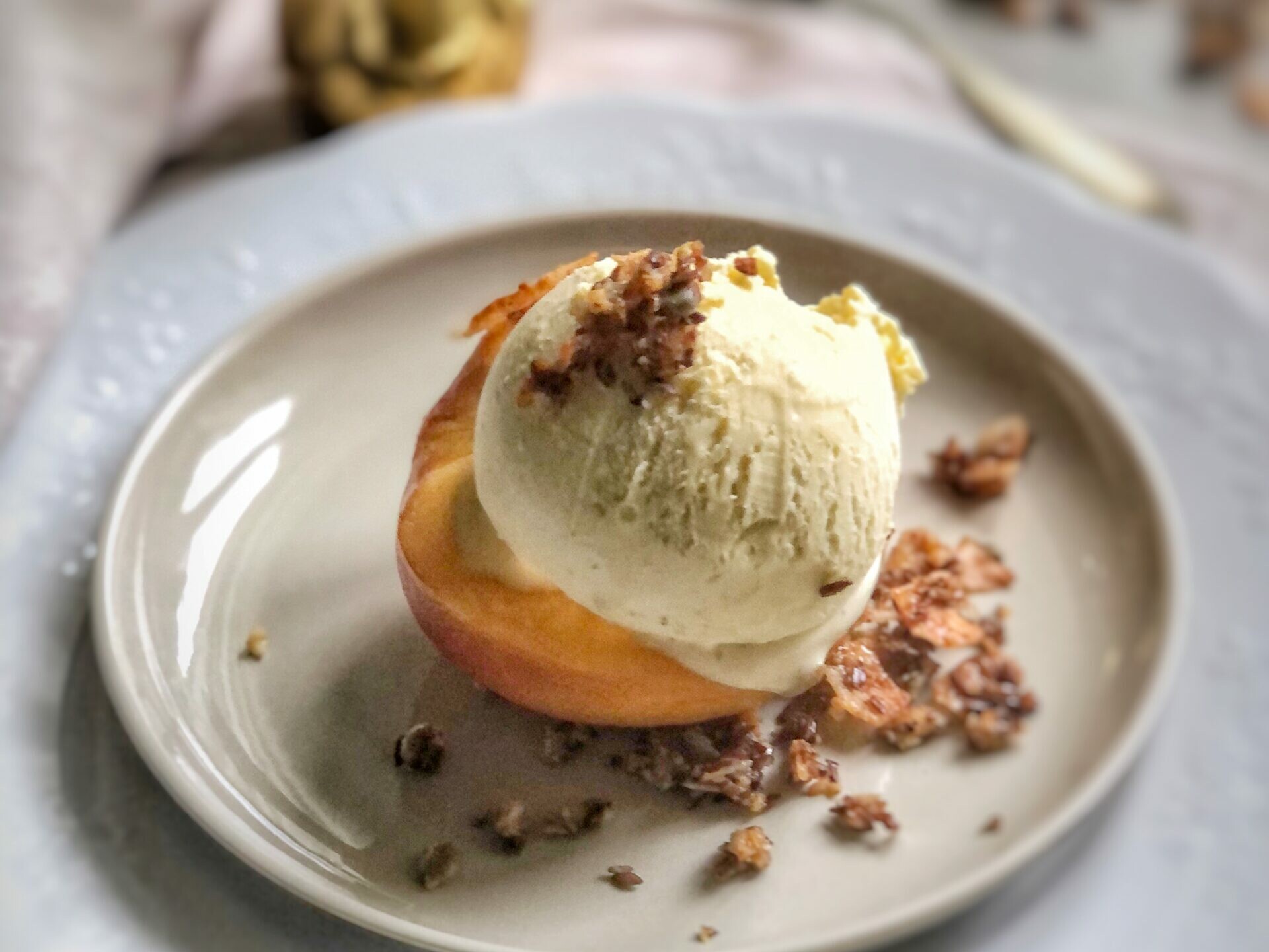 Pochierte Pfirsiche mit Vanilleeis und Granola