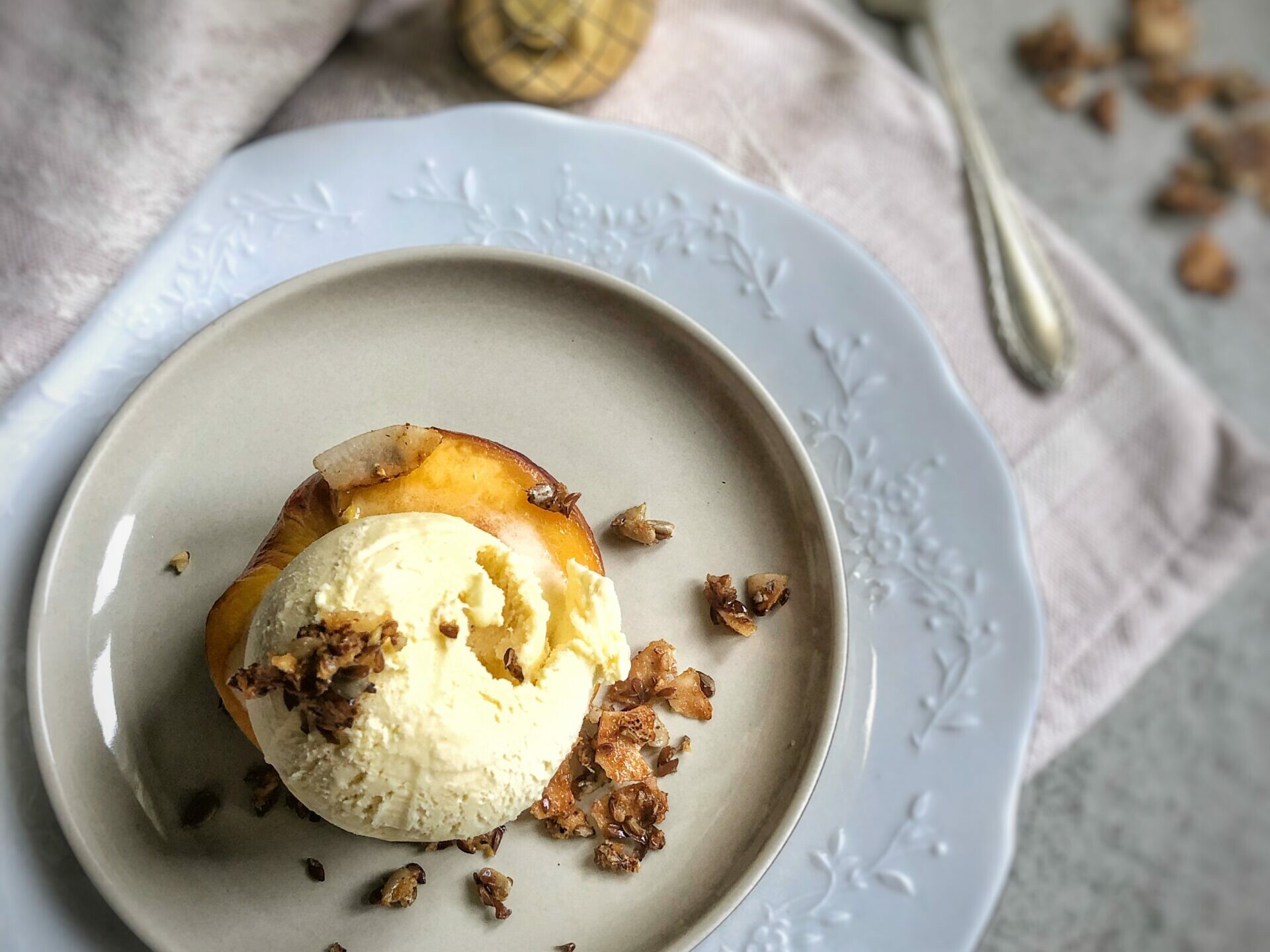 Pochierte Pfirsiche mit Vanilleeis und Granola - so wird es gemacht