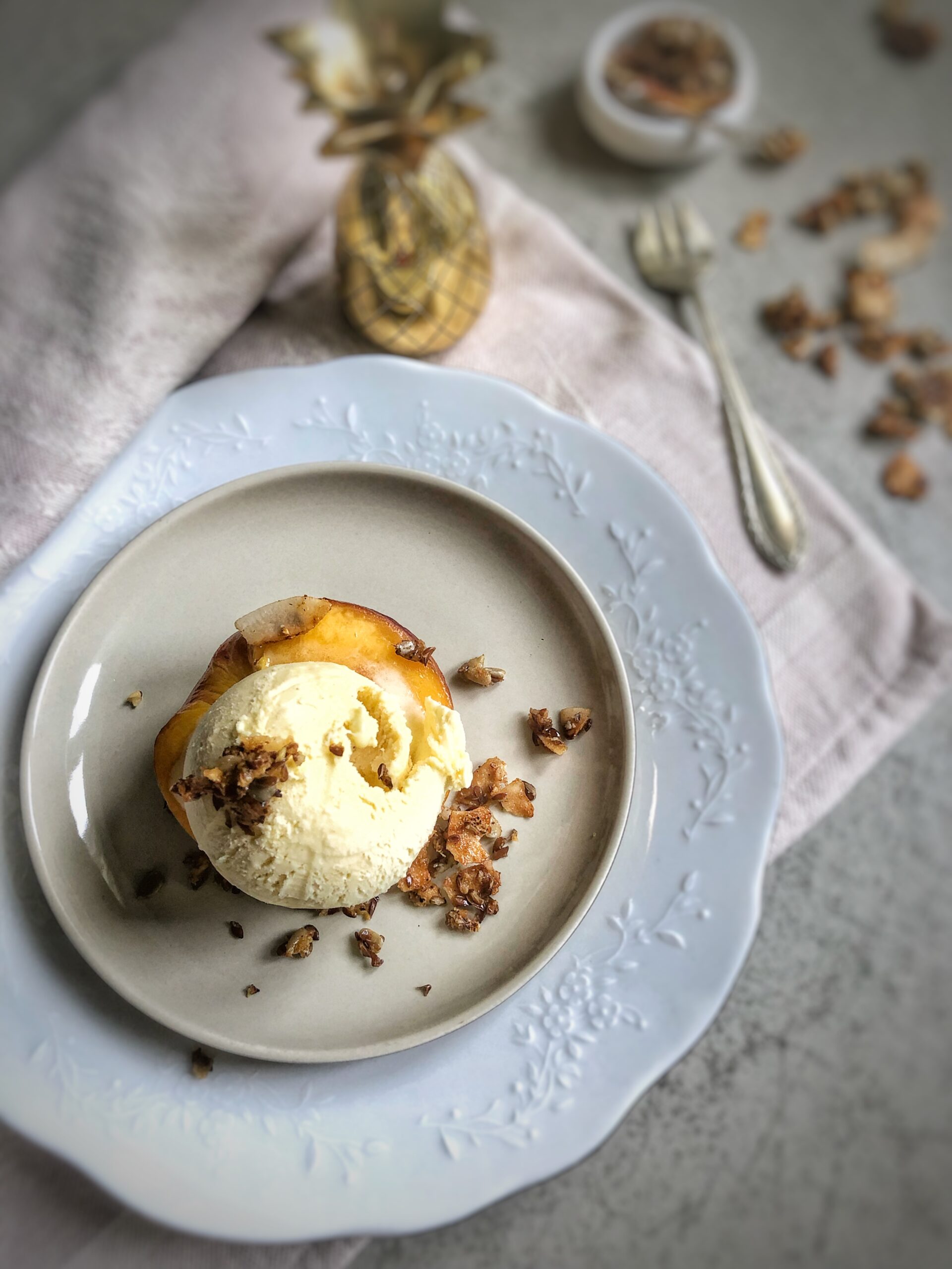 Pochierter Pfirsich mit Vanilleeis und Granola - Die Dampfgarerin